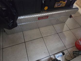 Truck tool box
