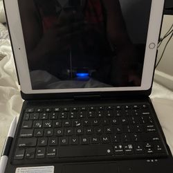 Selling IPad 8th Gen With Keyboard Case 