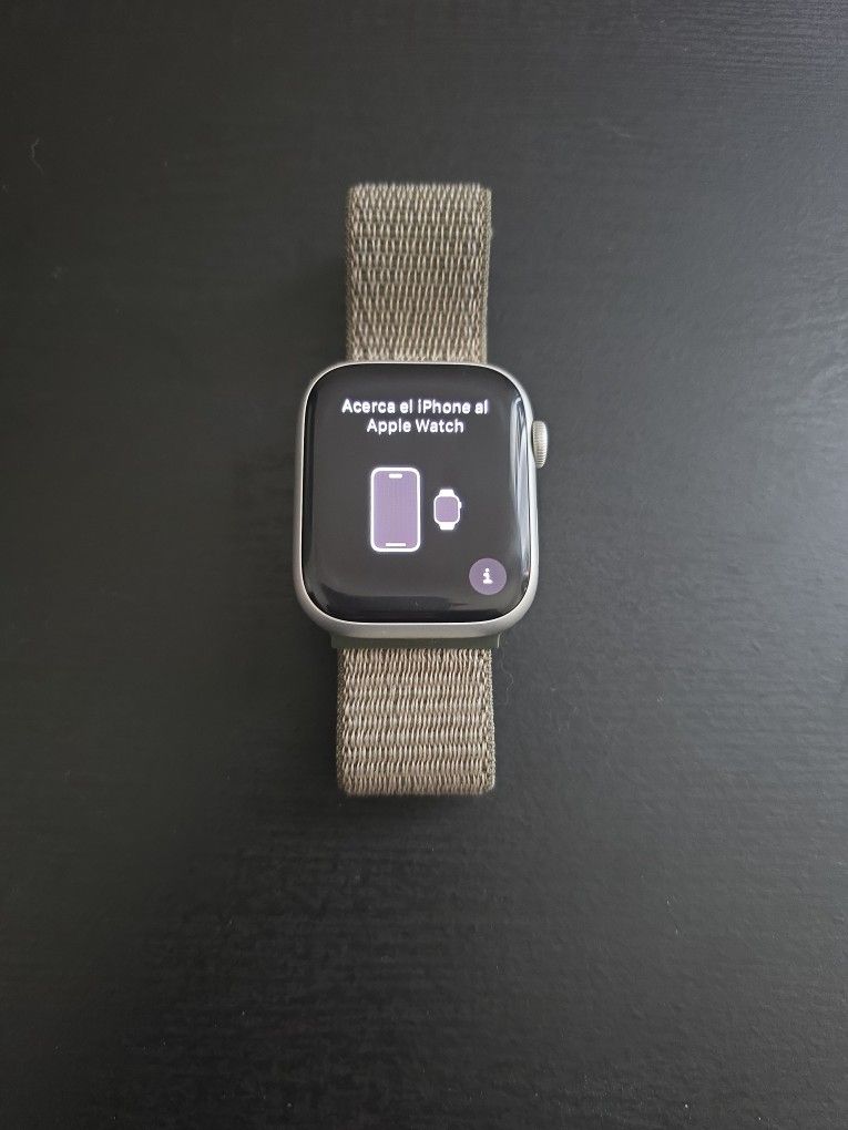 Apple Watch Series 9 45mm W/ Extra Bands