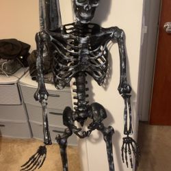 Black 5 Ft Halloween Skeleton 