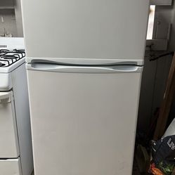 Magic Chef 24” Wide Refrigerator (Top Freezer) 
