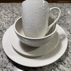 16 Piece Snowflake Table Setting