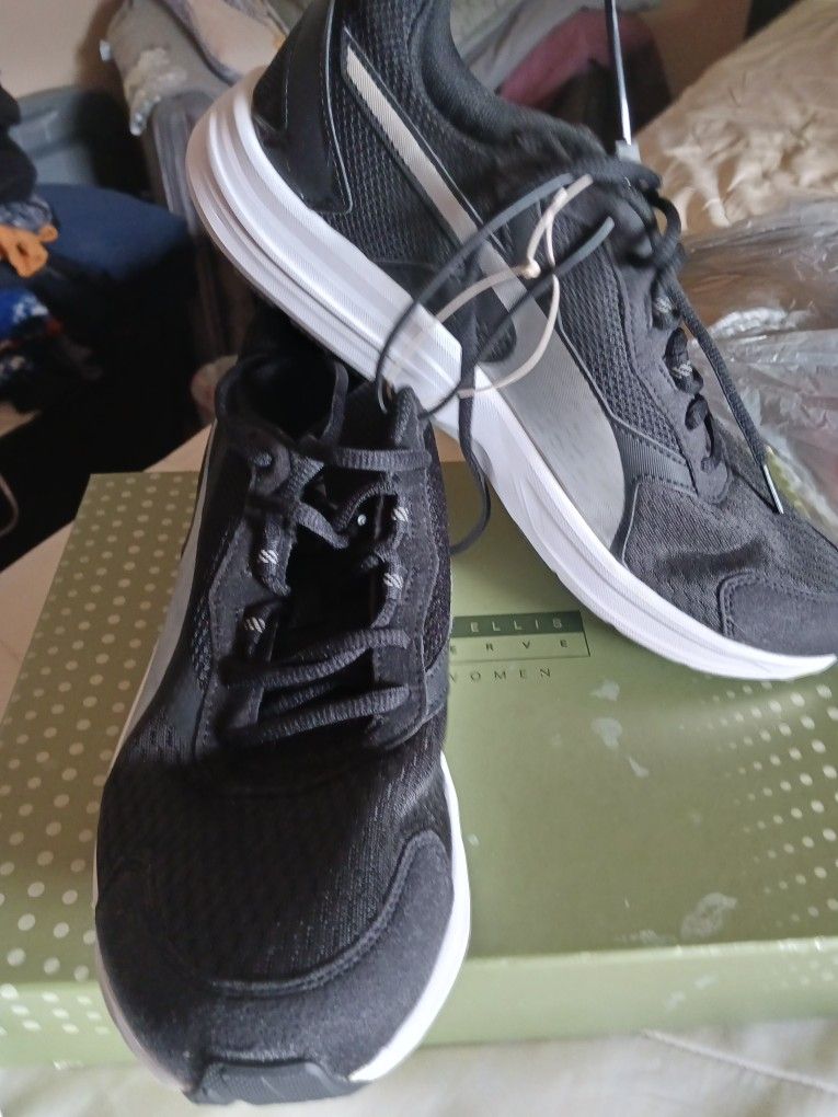 BRAND NEW PUMA WOMEN SHOES & SIZE 10 ......😊😍