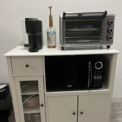Cabinet with microwave space 