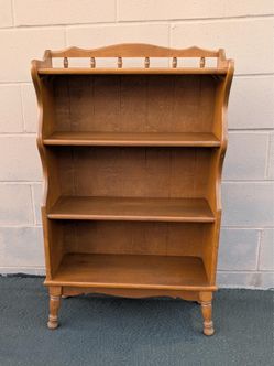 Vintage Early American Colonial style wooden bookshelf. 1960s-early 1970s