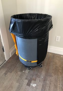Commercial trash can