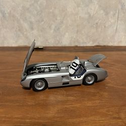 Paul’s model art 1:24 Mercedes Benz 300 SLR metal scale model diecast car
