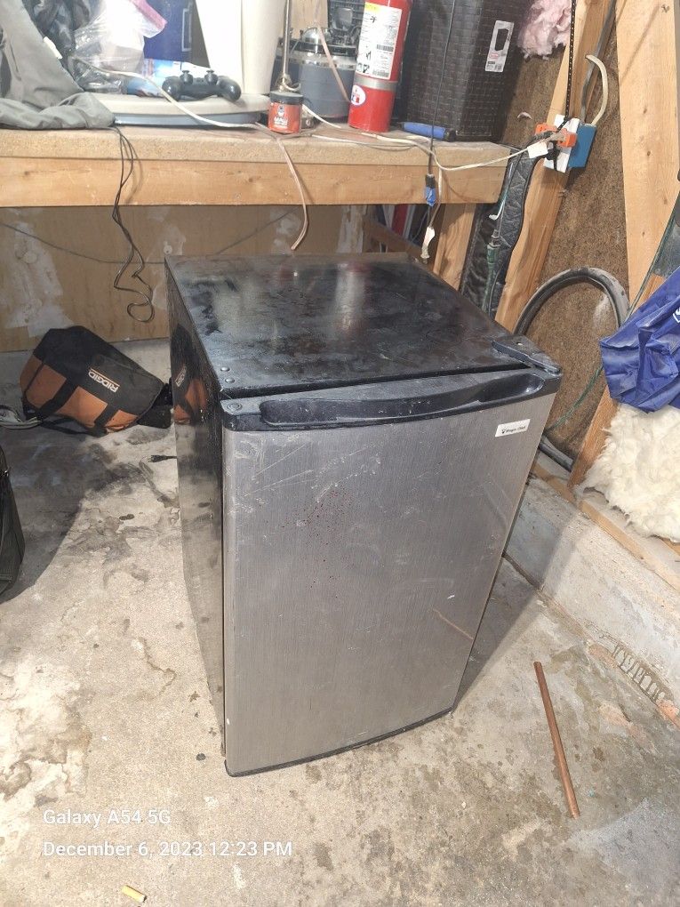 Magic Chef Mini-fridge
