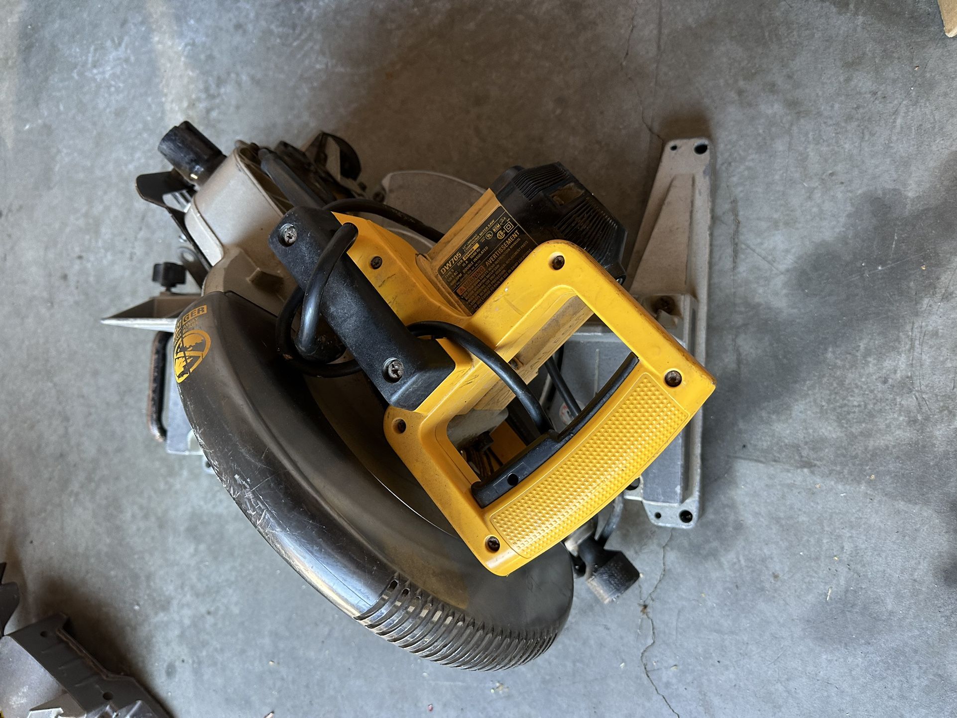 12” Compound miter saw Dewalt with good blade