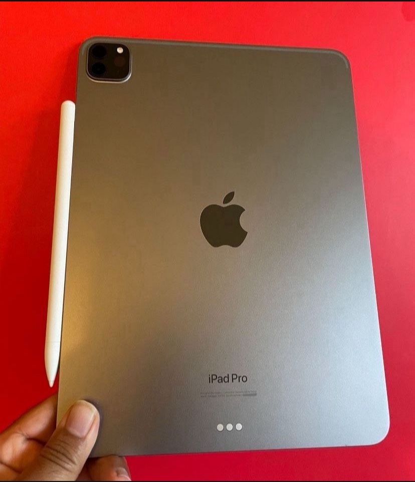 128GB Apple IPad Pro 11” 4th Generation (2022 Model / M2 chip ) with Keyboard, pen & Accessories (512GB $850)