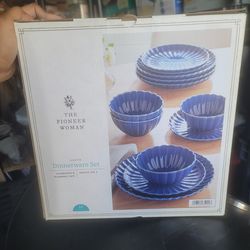 BRAND NEW Pioneer Woman 12-piece Colette Dinnerware Set