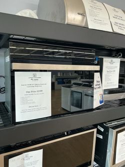 $2399 JennAir Built-In Electric Single Wall Oven in Black With Roasting Rack And True Convection