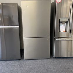 HiSense Refrigerator With Bottom Freezer
