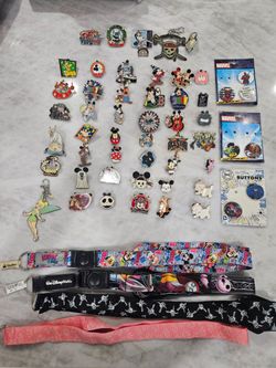 More than 40 Disney pins, 4 lanyard, 6 button Marvel colleccion