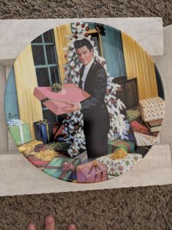Delphi Collectors Society ceramic plate titled "Christmas at Graceland" from the Looking at a Legend series.