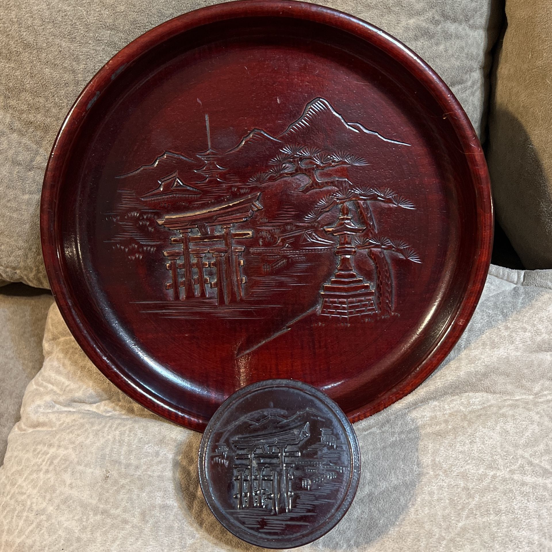 ORIENTAL CARVED 3D WOOD SERVER TRAY AND COASTERS WITH CARVED 3D WOOD CASE