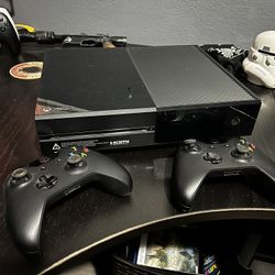 Xbox One W/ Games, 2 Controllers And Kinect