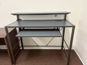 Computer desk with usb plug and keyboard pull out