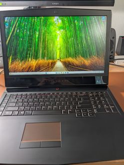 Alienware 17 R5 RTX 1070 i7-8750H 16GB RAM 1.7TB SSD+HDD 1080p 60Hz