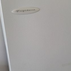 Fridigaire Top Frezzer Refrigerator 