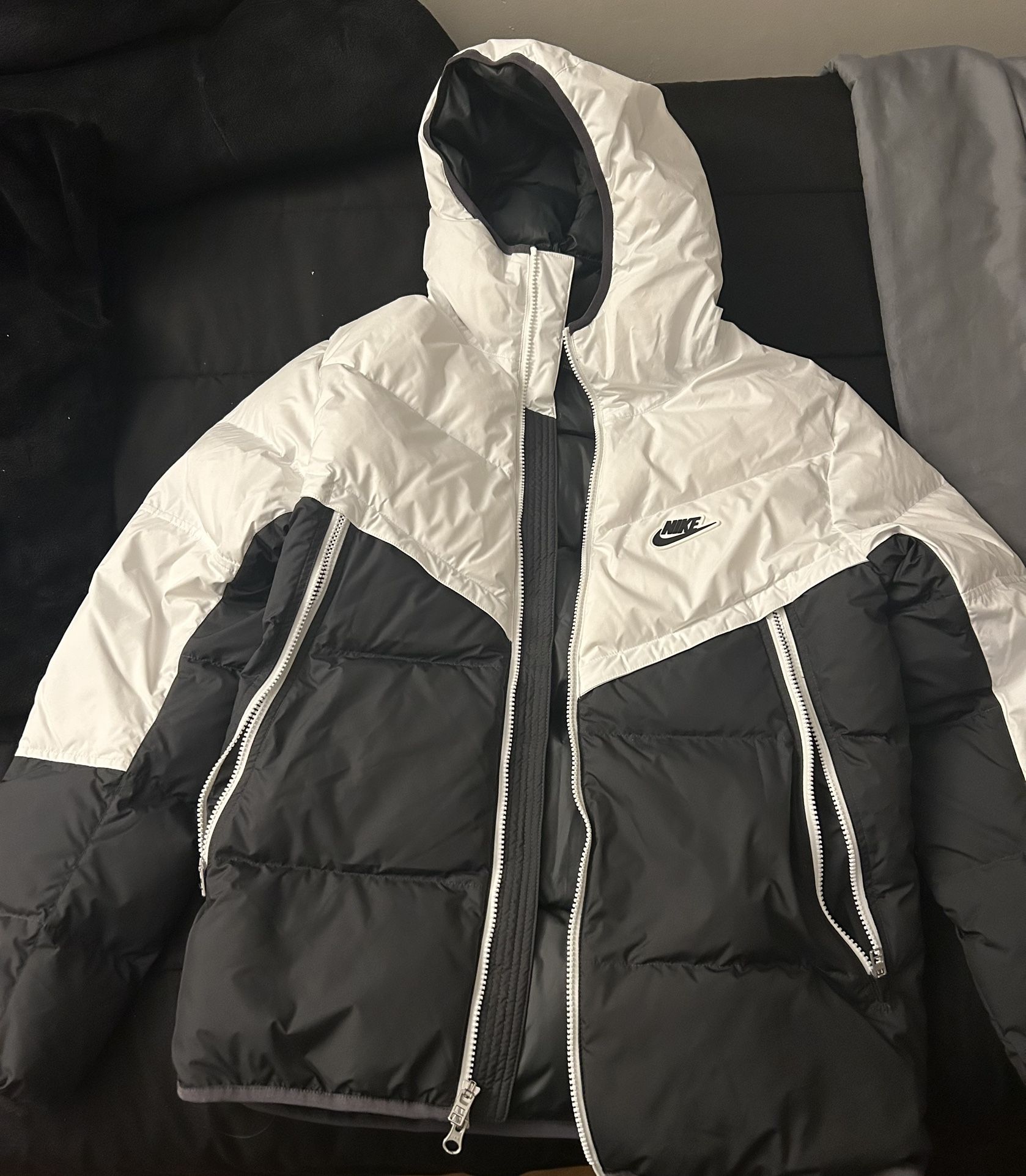 Black and White Nike Puffer Coat Men’s Small
