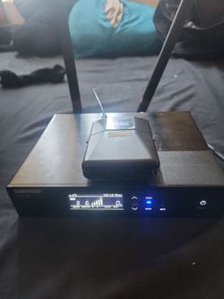 QLXD4 wireless microphone system bodypack transmitter and receiver