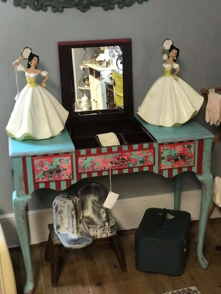 Vanity/desk with lifting lid/mirror/storage