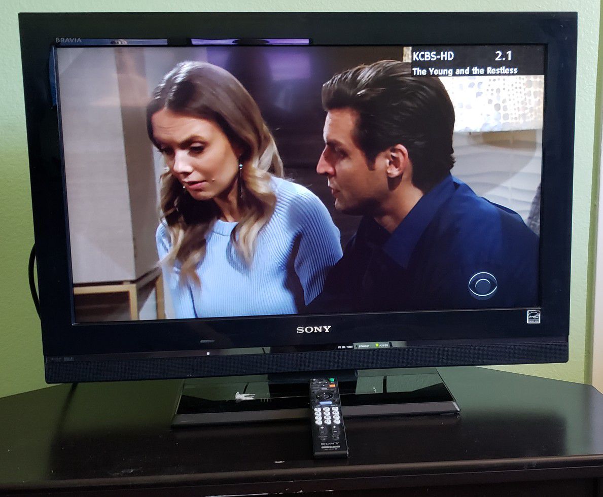 Sony Bravia - 32inch TV w/ Stand and Blueray DVR - Accept Trade in