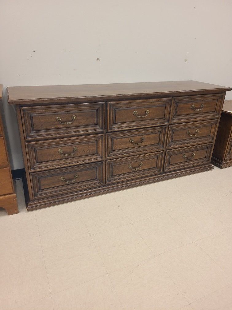 Henredon 9 Drawer Dresser On Wheels