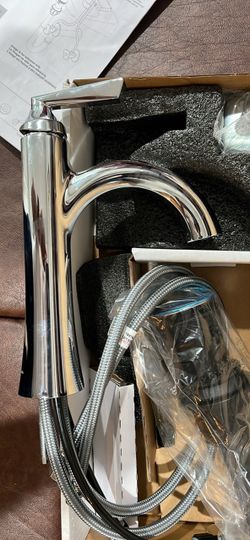 Chrome Single-Handle Kitchen Faucet