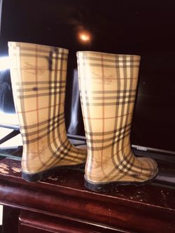 It’s nice Burberry Boots size 7 hmu no bs delivery or pick up no trade.