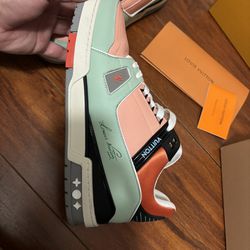 LV TRAINER LEATHER LOW TRAINERS