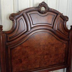Beautiful Queen Bedroom Set 