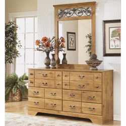 Gorgeous dresser and mirror! Other bedroom set furniture here