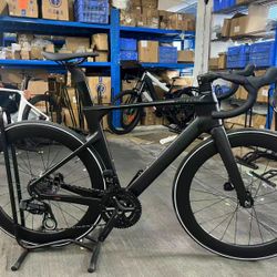 Full carbon fiber bike fully wireless components and hydraulic disks brakes 