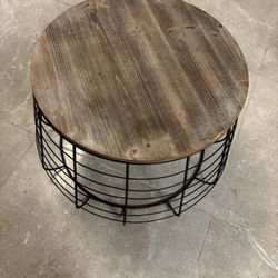 Stylish coffee table.Used :living room, bedroom and office etc….