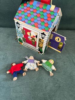 Melissa & Doug Take-Along Wooden Doorbell Dollhouse - Doorbell Sounds, Keys