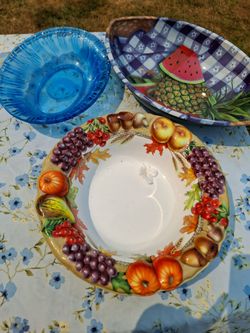 Free plastic bowls on curb