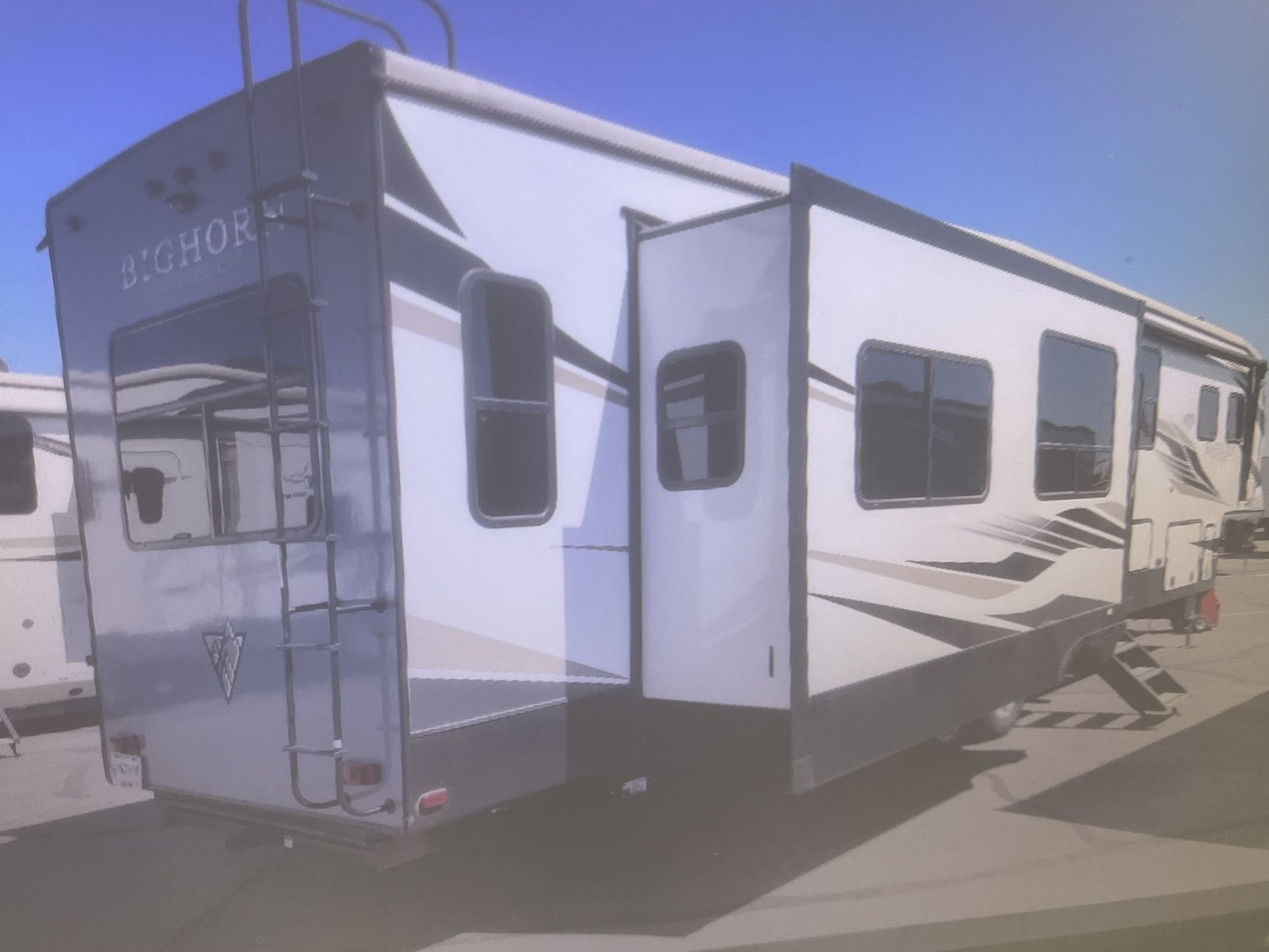 2022 BIGHORN TRAVLER 39MB  5/wheel 