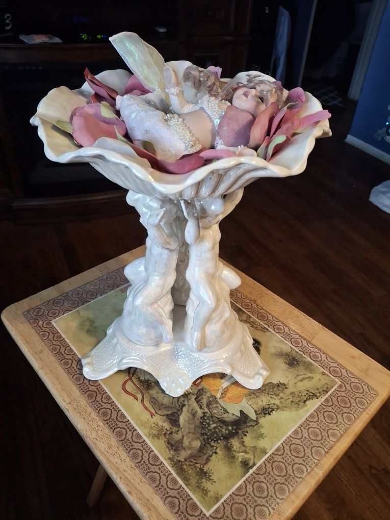  SUPER NICE LOOKING  PEARL  CERAMIC  CENTER PIECE  GREAT CONDITION 