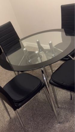 Dining room table and chairs/55 in Roku tv and remote