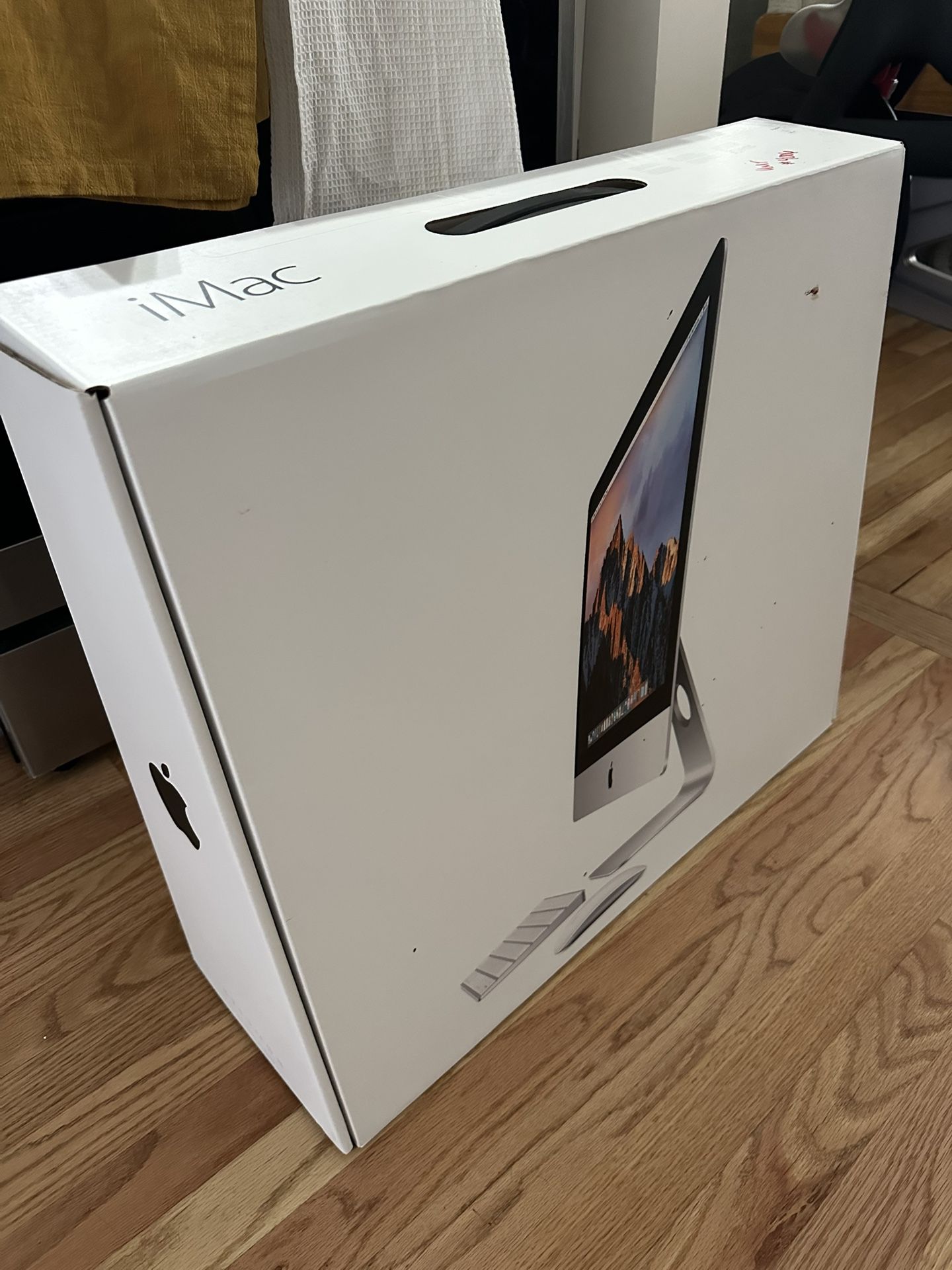 2 Mac Computer Monitor