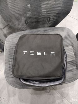 Tesla Mobil connector.