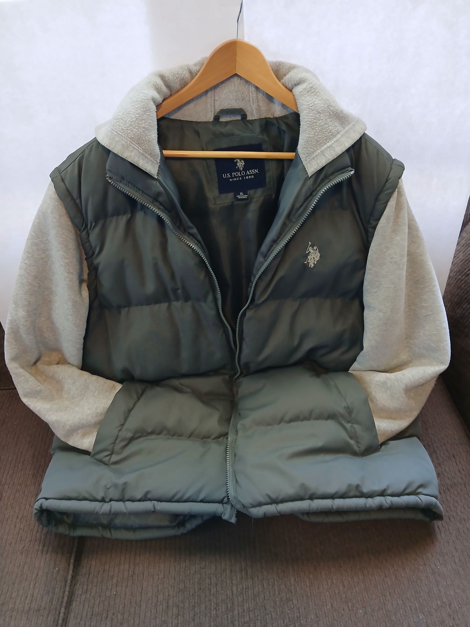 U.S. Polo Assn. men's puffer vest with a hood and gray sleeves Size XL