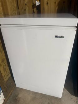 Wood's White Chest Freezer