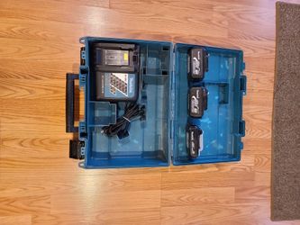 Makita Rapid Charger (3) Batteries & Hard Carry Case