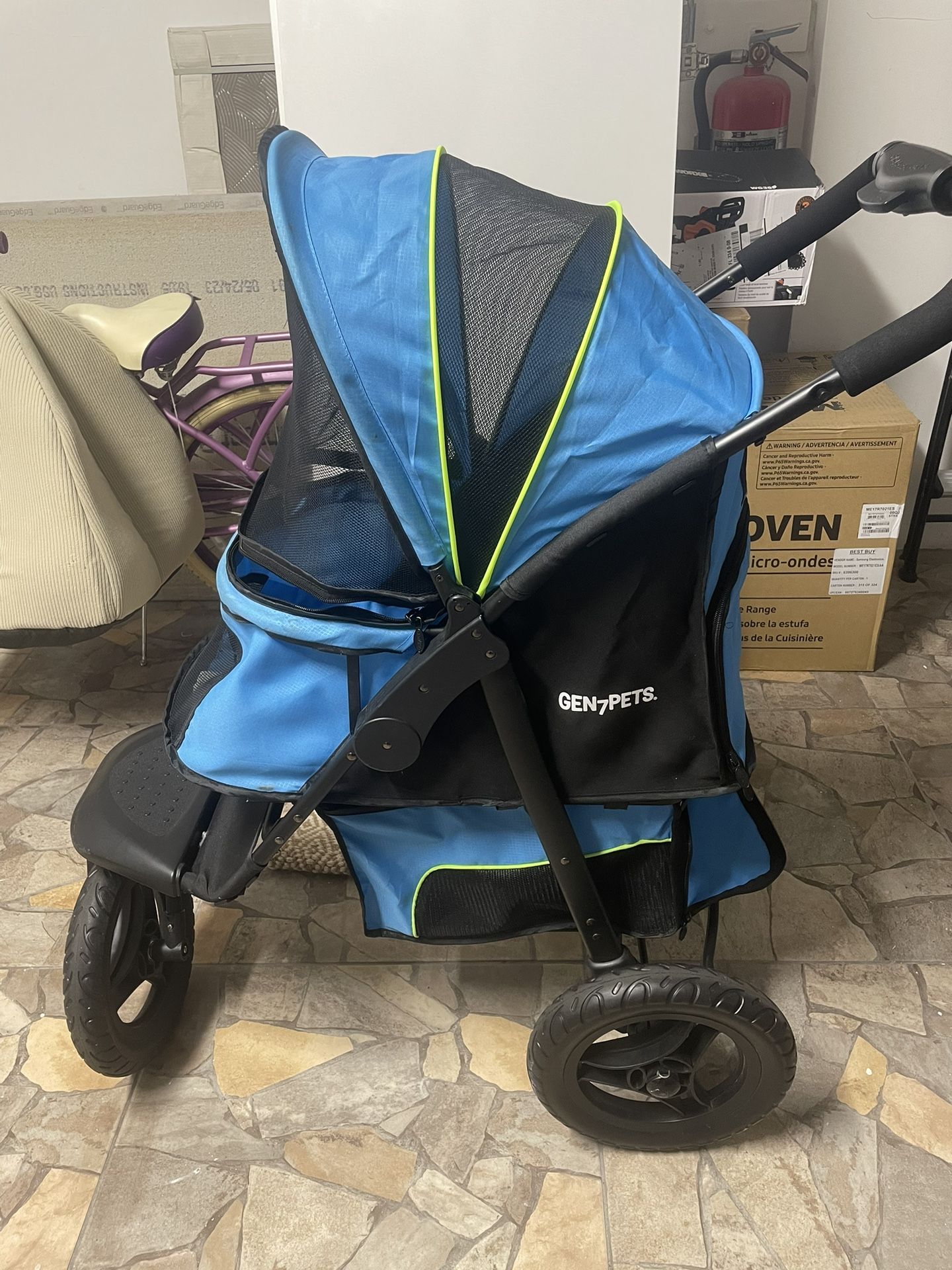 Dog stroller in excellent condition