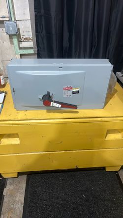 NEW. 400 AMP GE SPECTRA FUSED SWITCH