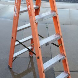 Electrician's 5 foot fiberglass (TWIN DOUBLE SIDE STEPS) ladder
