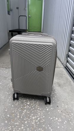 Hard-Shell Spinner Suitcase Carry On